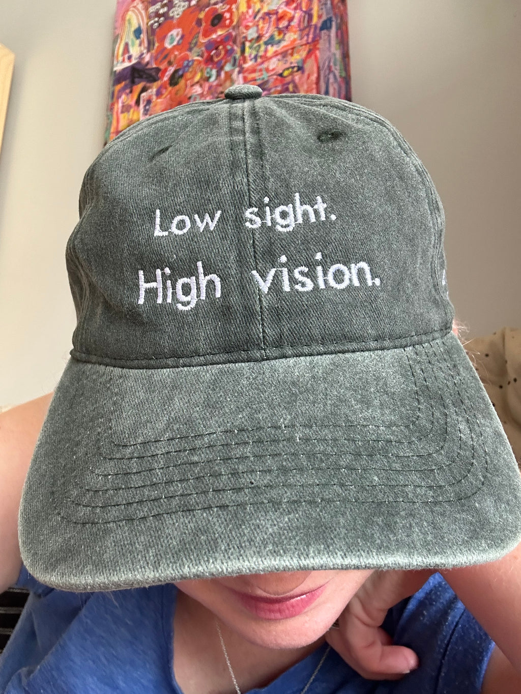 Low sight. High vision. Washed cotton cap in green / black with white embroidery